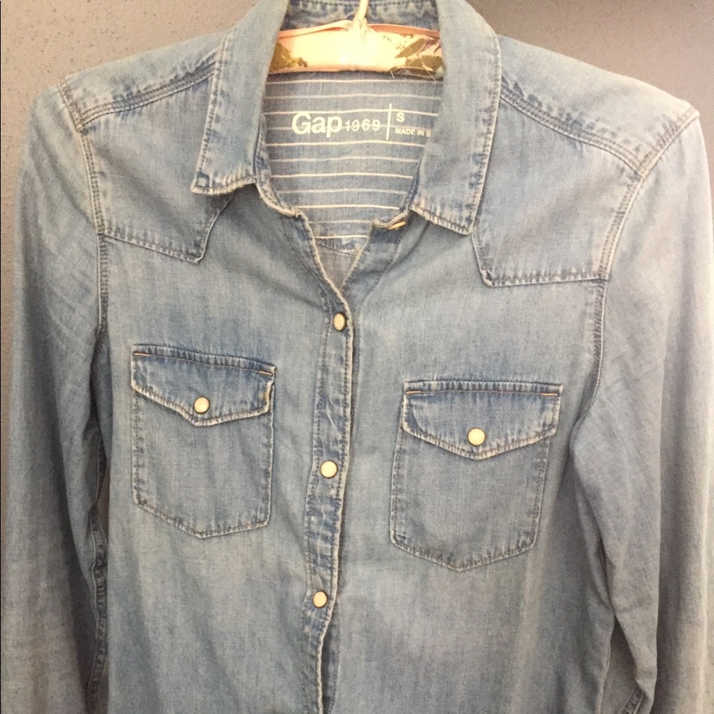 Gap Denim Button Down. Excellent Condition. - image 1